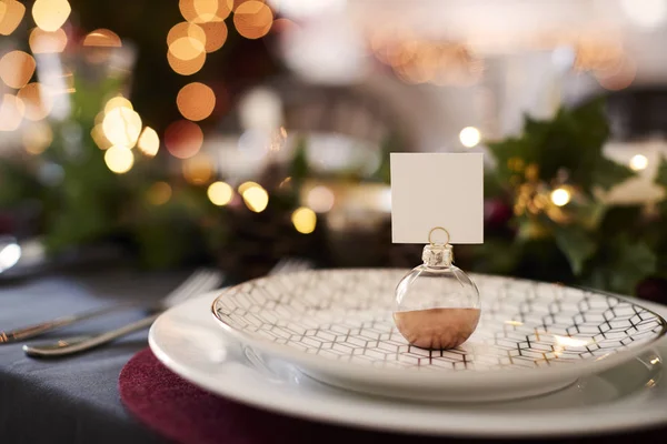 安物の宝石名刺ホルダー プレート 緑と赤のテーブルの装飾の手配とクリスマスのテーブルセッティングのクローズ アップ — ストック写真