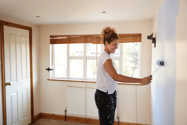 Donna Decorazione Della Stanza Della Parete Pittura Nuova Casa — Foto Stock