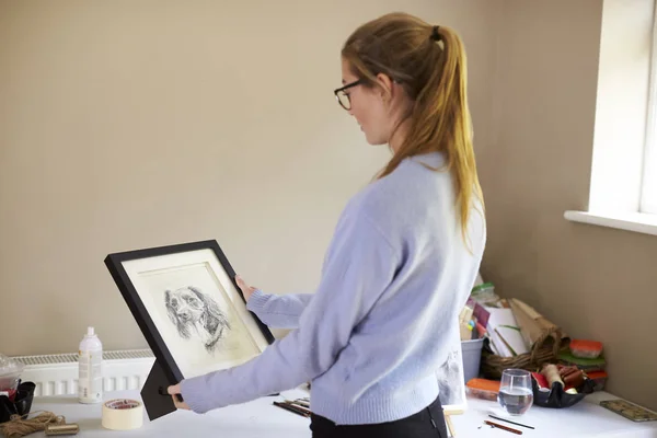 Femeie Adolescenta Artist Holding Cadru Cărbune Desen Câine Studio — Fotografie, imagine de stoc