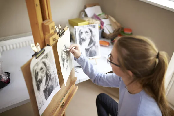 Bakifrån Kvinnliga Tonåriga Artist Sitter Vid Staffli Ritning Bild Hund — Stockfoto