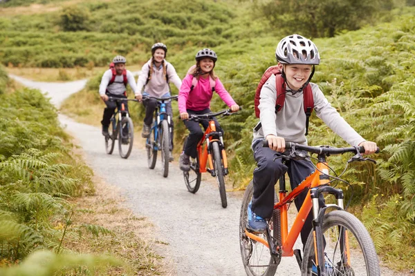 Pré Adolescente Menino Andar Bicicleta Montanha Com Sua Irmã Pais — Fotografia de Stock