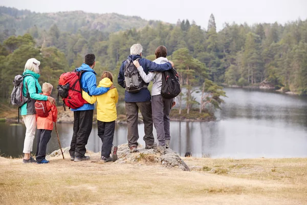 Multi Generatie Familie Omarmen Het Bewonderen Van Weergave Lakeside Terug — Stockfoto