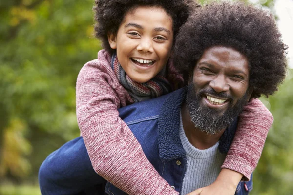 Siyah Adam Pre Teen Oğlu Her Iki Kameraya Gülümseyen Parkta — Stok fotoğraf