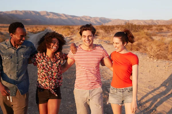 Quatro Jovens Amigos Adultos Rindo Uma Estrada Deserta — Fotografia de Stock