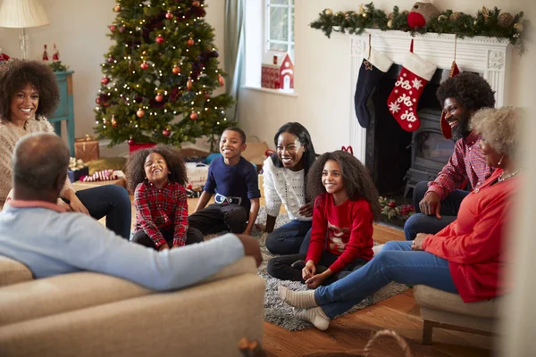 Noel Günü Evde Salonda Oturan Çok Nesil Aile — Stok fotoğraf