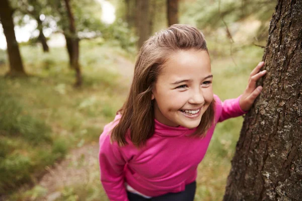 Pre Tonåring Flicka Tar Paus Lutad Mot Trädet Vandring Skog — Stockfoto