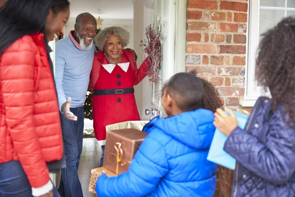 Grootouders Groet Moeder Kinderen Als Aankomen Voor Bezoek Eerste Kerstdag — Stockfoto