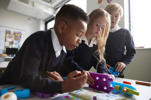 Nahaufnahme Von Drei Grundschulkindern Die Mit Spielzeugbausteinen Einem Klassenzimmer Arbeiten — Stockfoto