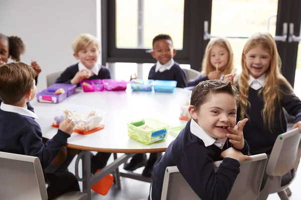 Pohled Děti Základní Školy Sedícího Pohromadě Kulatého Stolu Aby Snědli — Stock fotografie