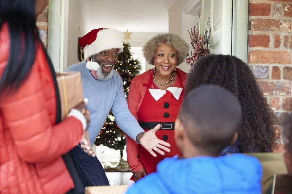 Großeltern Begrüßen Mutter Und Kinder Bei Ihrer Ankunft Weihnachten Mit — Stockfoto