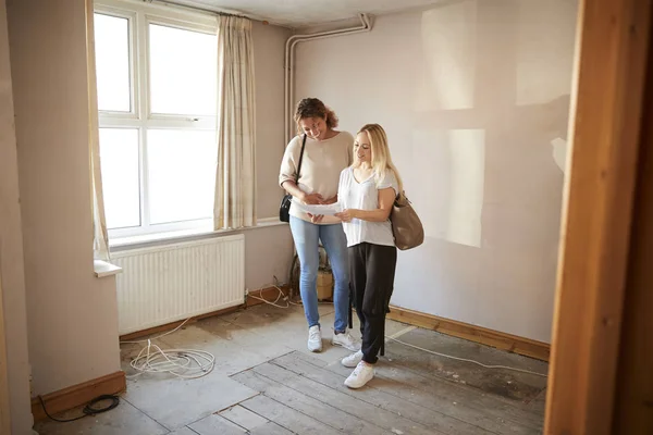 Dos Amigas Comprando Casa Por Primera Vez Mirando Encuesta Casa — Foto de Stock