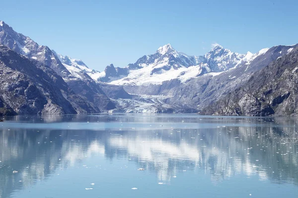 冰川流入美丽的湖在阿拉斯加 — 图库照片