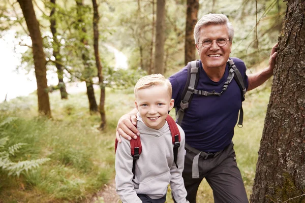 爷爷和孙子在森林里一起徒步时休息一下 近距离地 对着镜头微笑着 — 图库照片