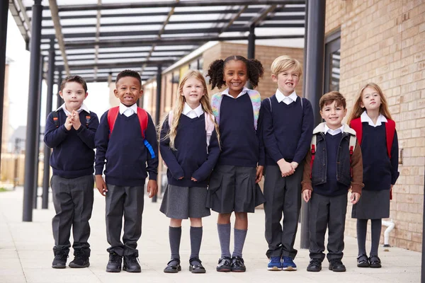 Dzieci Szkół Podstawowych Stojących Rzędzie Chodniku Poza Ich Szkoły Uśmiechając — Zdjęcie stockowe