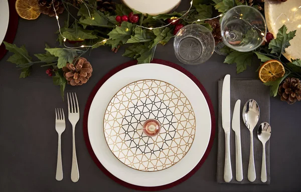 크리스마스 테이블 물건으로 접시와 빨간색 테이블 — 스톡 사진