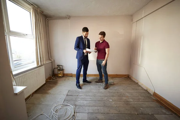 Masculino Primeira Vez Comprador Olhando Para Casa Pesquisa Com Corretor — Fotografia de Stock