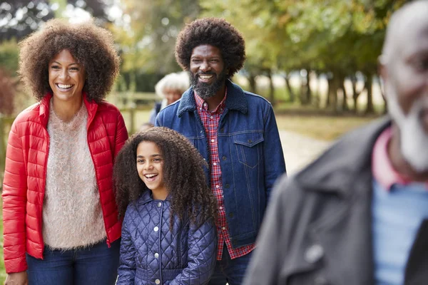 Famiglia Multi Generazione Autunno Passeggiata Campagna Insieme — Foto Stock