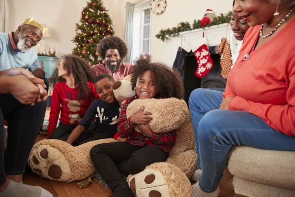 Kinder Spielen Mit Riesen Teddybär Als Mehrgenerationengeschenk Ersten Weihnachtsfeiertag — Stockfoto