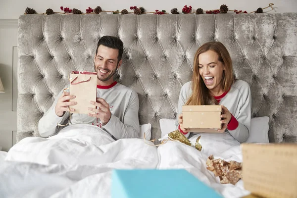 Vooraanzicht Van Het Echtpaar Bed Thuis Opening Geschenken Eerste Kerstdag — Stockfoto