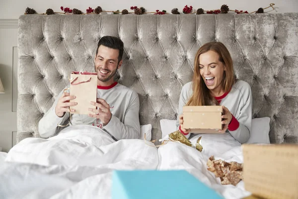 Vista Frontal Pareja Cama Casa Regalos Apertura Día Navidad — Foto de Stock