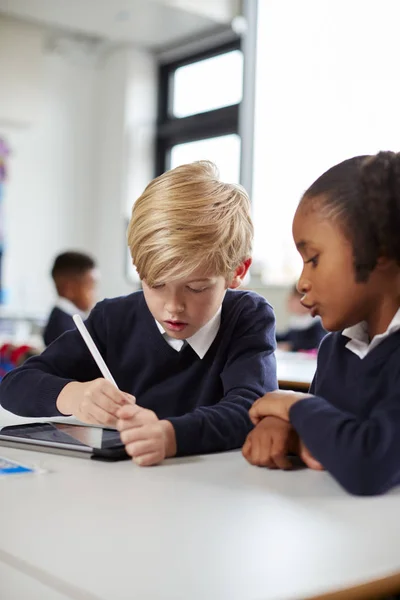 Duas Crianças Escola Primária Usando Computador Tablet Stylus Sentados Juntos — Fotografia de Stock