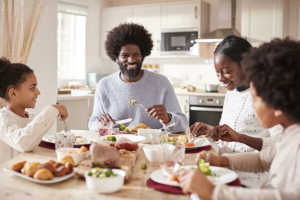 Feliz Mestiço Jovem Família Quatro Comendo Jantar Domingo Juntos Vista — Fotografia de Stock