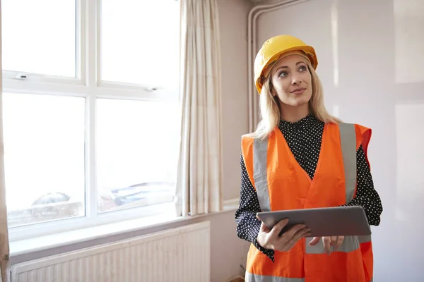 Vrouwelijke Surveyor Hard Hat Hoge Zichtbaarheid Vest Met Digitale Tablet — Stockfoto