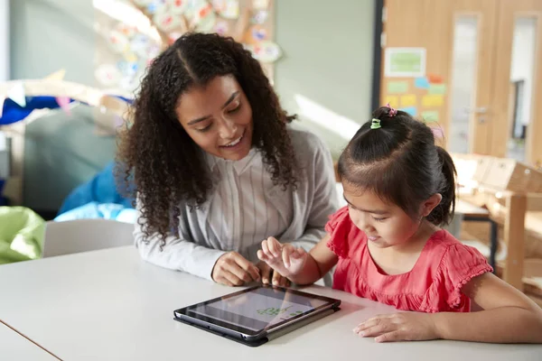 School Teacher Working One One Chinese Schoolgirl Sitting Table Classroom — Stock Photo, Image