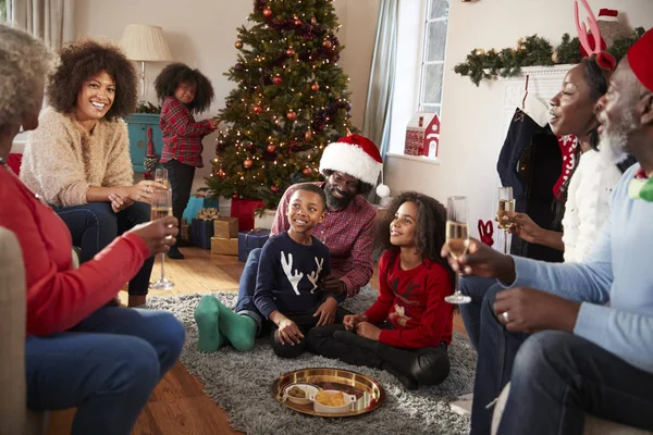 Multi Generatie Familie Vieren Kerstmis Thuis Samen — Stockfoto