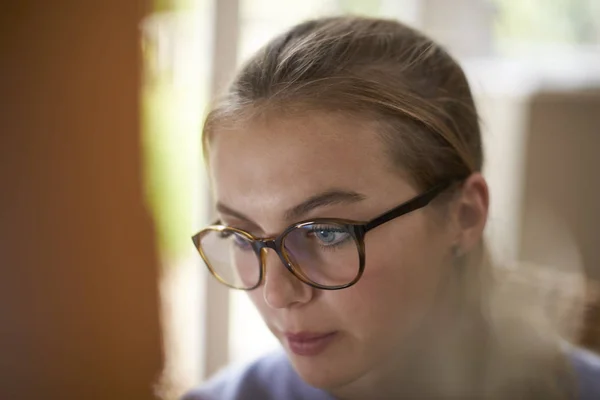 Närbild Kvinnliga Tonåriga Konstnär Som Arbetar Bakom Staffliet — Stockfoto