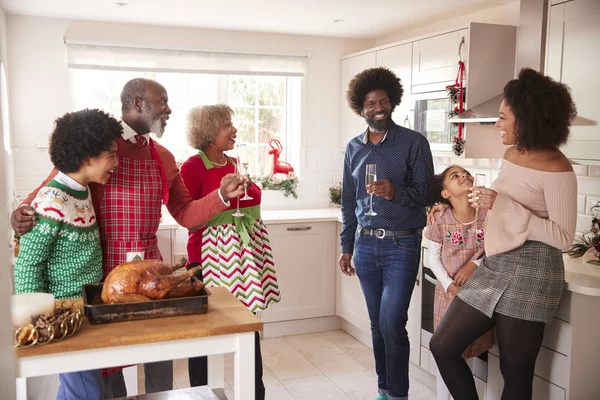 Raça Mista Família Várias Gerações Conversando Segurando Champanhe Cozinha Enquanto — Fotografia de Stock