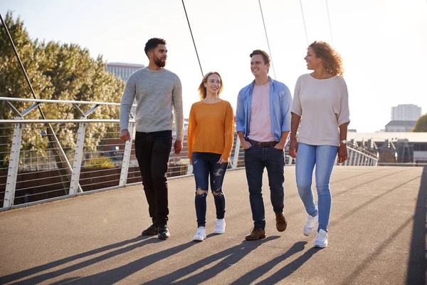 Grup Genç Arkadaşlar Şehir Köprüden Birlikte Yürüme — Stok fotoğraf
