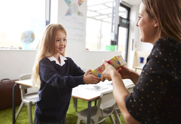 Colegiala Una Escuela Primaria Presentando Regalo Maestra Aula Cerca —  Fotos de Stock