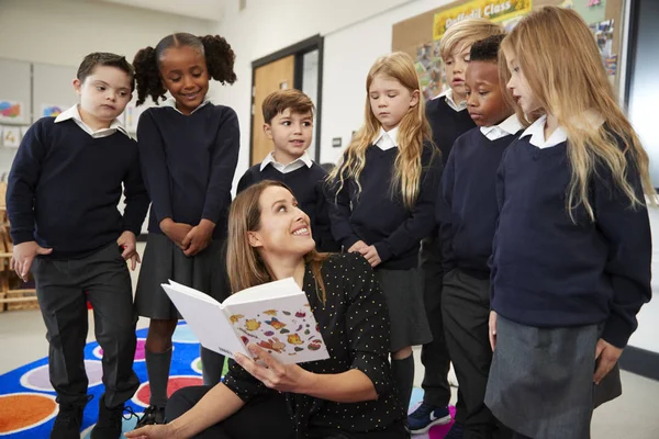 Profesora Escuela Primaria Leyendo Libro Clase Dando Vuelta Para Mirar — Foto de Stock