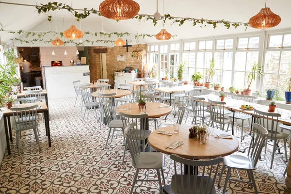Tische Und Stühle Einem Leeren Restaurant Hellen Tageslicht — Stockfoto