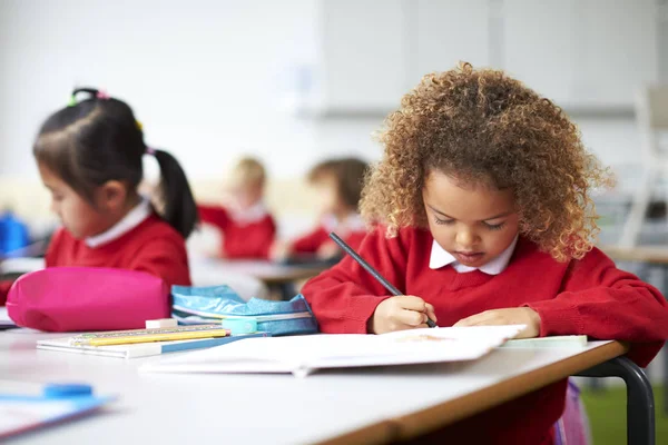 Schoolmeisje Zittend Een Bureau Een Kleuterschool Klas Tekening Close — Stockfoto