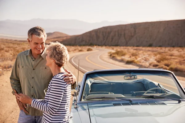 Pareja Mayor Revisando Mapa Teléfono Inteligente Carretera Del Desierto — Foto de Stock