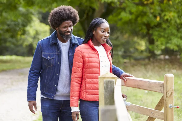 Uomo Che Apre Cancello Sua Ragazza Durante Una Passeggiata Campagna — Foto Stock