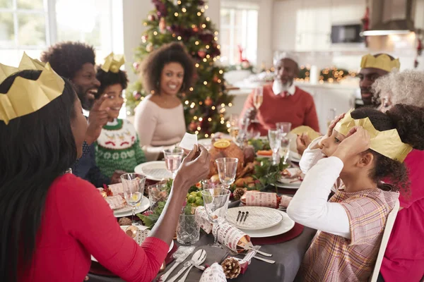 Carrera Mixta Familia Multi Generación Sentada Mesa Cena Navidad Leyendo — Foto de Stock