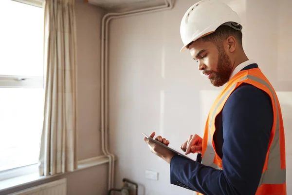 Surveyor Casco Duro Chaqueta Alta Visibilidad Con Tableta Digital Que —  Fotos de Stock