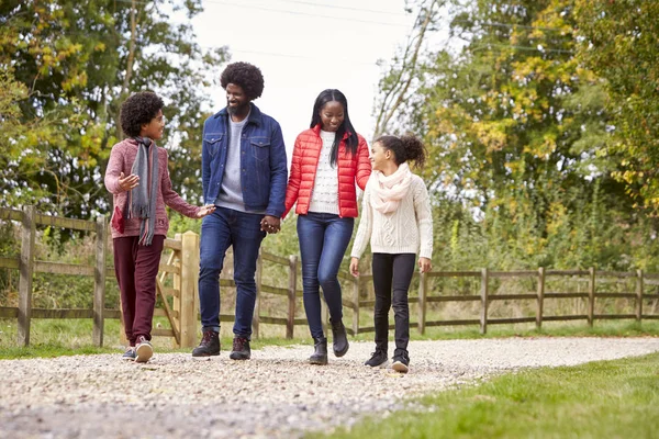 Famille Métissée Marchant Ensemble Sur Chemin Campagne — Photo