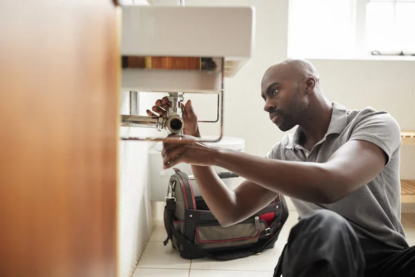 Jovem Homem Africano Encanador Sentado Chão Fixação Uma Pia Banheiro — Fotografia de Stock