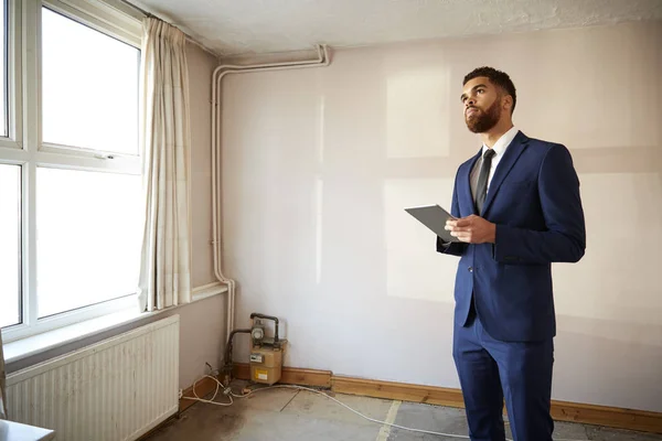 Agent Immobilier Masculin Avec Tablette Numérique Effectuant Évaluation Sur Propriété — Photo