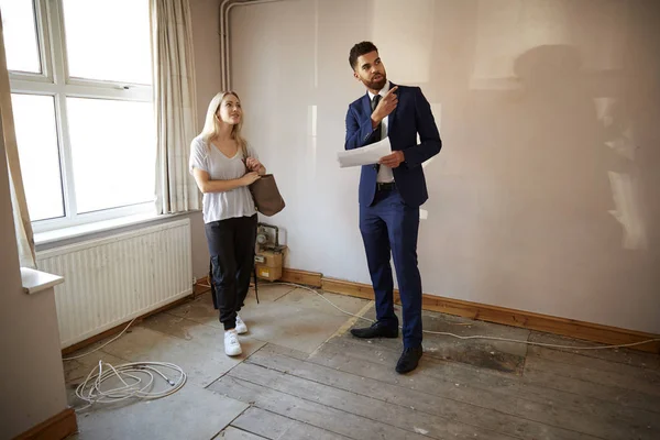 Female First Time Buyer Looking House Survey Realtor — Stock Photo, Image