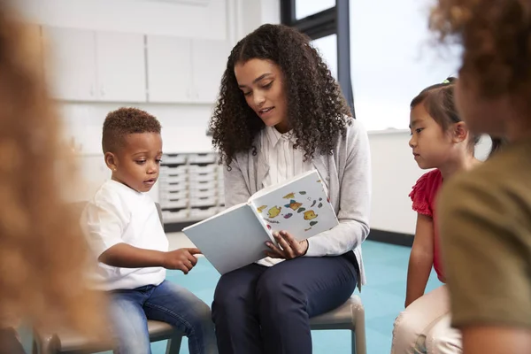 Afro Amerikaanse Vrouw Leraar Met Krullend Haar Kleuterschool Met — Stockfoto