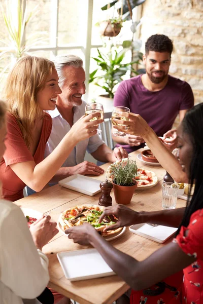 Volwassen Vrienden Eten Een Cafe Het Maken Van Een Toast — Stockfoto