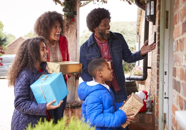Família Porta Frente Como Eles Chegando Para Visita Dia Natal — Fotografia de Stock