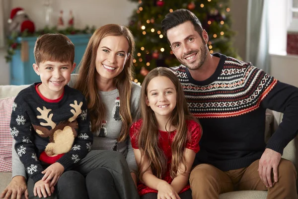 Portrait Parents Avec Des Enfants Portant Des Jumpers Festifs Assis — Photo