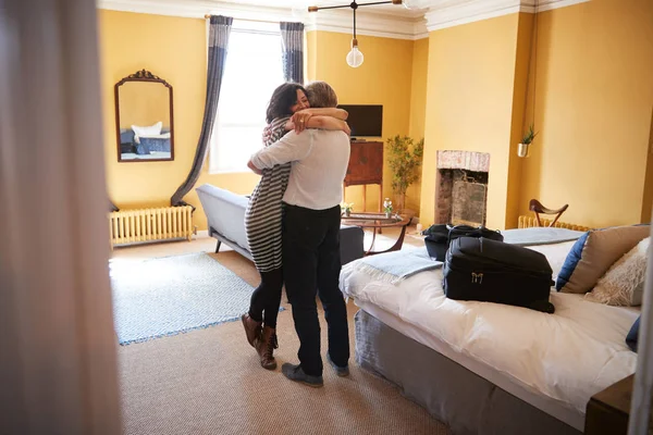 成熟的夫妇拥抱在酒店房间 后视图 — 图库照片