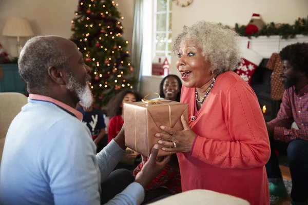 Couple Âgé Échangeant Des Cadeaux Pendant Ils Célèbrent Noël Maison — Photo